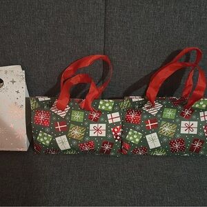 Festive Red and Green Gift Tote gift Bags surprise valué $26